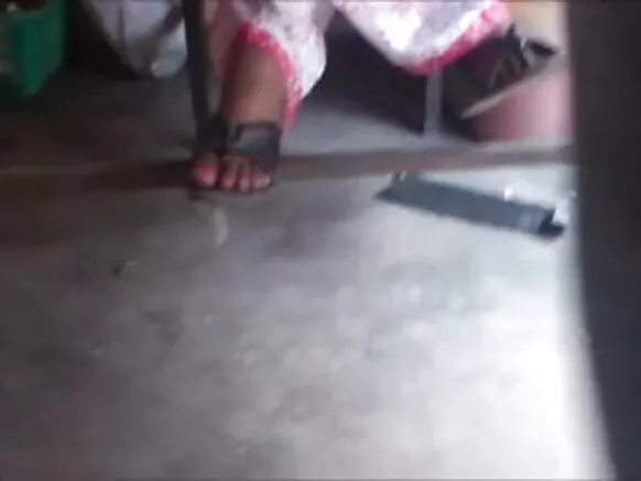 ഡെസ്‌ക്‌ടോപ്പിന് കീഴിൽ സെക്‌സി സിനിമ