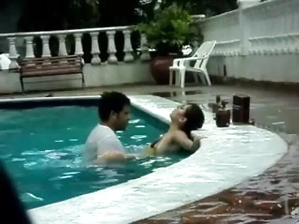 കുളത്തിൽ 18 വർഷം പഴക്കമുള്ള സെക്‌സി വീഡിയോ.
