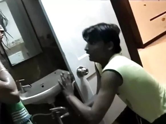 ഷവർ സെക്‌സി ഹിന്ദി സിനിമാ ഷോയിൽ സെക്‌സി സെക്‌സി ബാത്ത് ചിക്ക് ചാരവൃത്തി നടത്തുന്നു