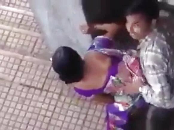 പൊതുസ്ഥലത്ത് കുടുങ്ങിയ ഇന്ത്യൻ ദമ്പതികൾ പൊതുസ്ഥലത്ത് കുടുങ്ങിയ കാമുകന് സെക്‌സി സിനിമ അയച്ചു
