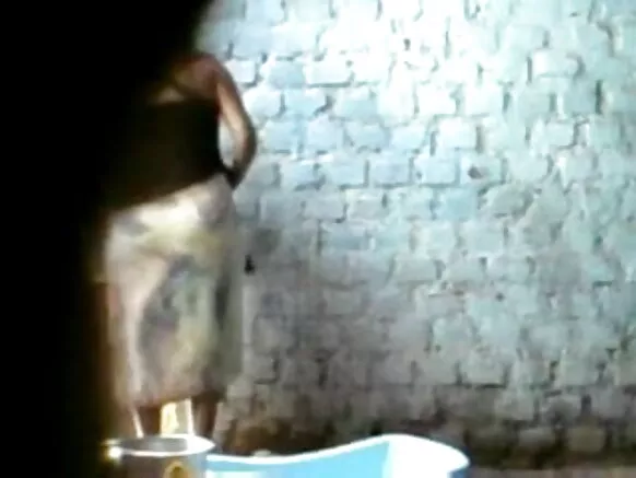 പഴയ സണ്ണി ഡിയോളിനെ ബാത്ത്റൂമിലേക്ക് കൊണ്ടുപോകുന്ന സഹോദരിയുടെ സെക്‌സ് ചിത്രം റെക്കോർഡുചെയ്യുന്ന മണ്ടനായ ആൺകുട്ടി