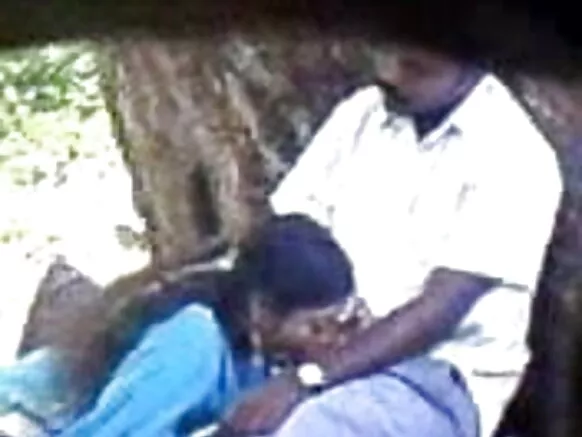 ഇന്ത്യയിലെ ഹിന്ദി സെക്‌സ് പാർക്കിംഗ് സിനിമ പാർക്കിലെ കോഴി മുലകുടിക്കുന്നു