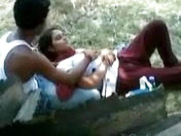 ഇന്ത്യയിലെ സെക്‌സ് ബ്ലൂ ഓപ്പൺ പെൺകുട്ടി തൻ്റെ കാമുകനെ പാർക്കിൽ പെൺകുട്ടിയുടെ മുലകളിൽ കളിക്കാൻ അനുവദിക്കുന്നു