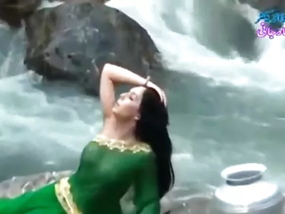 ദേശി പെൺകുട്ടി സെക്‌സി മൂവി ദേശി സാരി നനഞ്ഞ സുതാര്യമായ മുലകൾ കാണിക്കുന്നു..അത്ര ചൂടാണ്