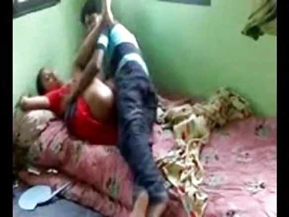 ദേശി പയ്യൻ വീട്ടിൽ വേശ്യയെ ഭോഗിക്കുന്നു