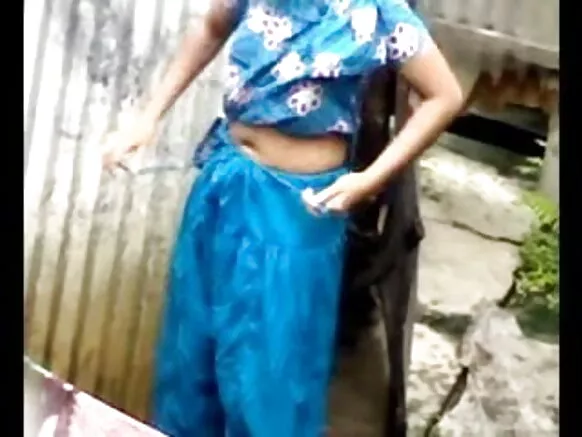 പുറത്ത് കുളിക്കുന്ന ദേശി പ്രിയങ്ക ചോപ്ര സെക്‌സി സിനിമാ പെൺകുട്ടി