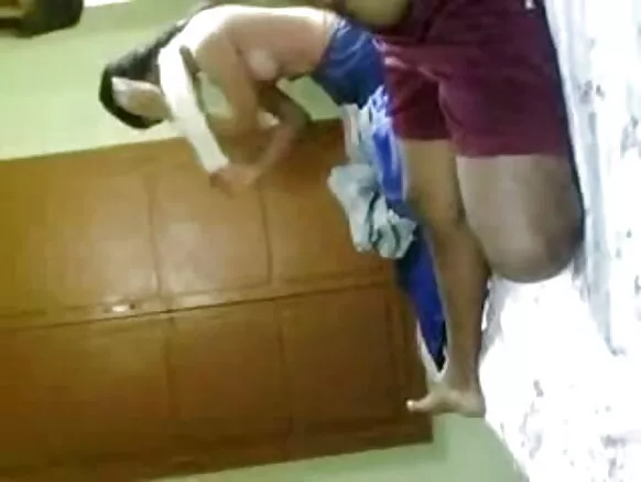 ഉത്തരേന്ത്യയിൽ നിന്നുള്ള യൂണിവേഴ്സിറ്റി പെൺകുട്ടി രണ്ട് പെൺകുട്ടികളുടെ കാമുകൻ്റെ വസ്ത്രം അഴിക്കുന്നത് ആസ്വദിക്കുന്നു - II