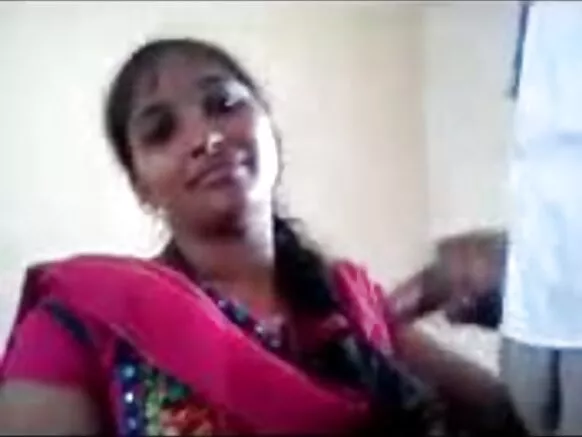 പെൺകുട്ടി ക്ലാസ്സിൽ കോഴി വായിൽ എടുക്കുന്നു, ദക്ഷിണേന്ത്യൻ സിനിമ ഇംഗ്ലീഷിൽ