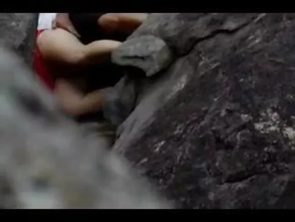 ഗോവ സൽമാൻ കി സെക്സി മൂവി ഗോവയിലെ കടൽത്തീരം പാറകൾക്ക് പിന്നിൽ മറഞ്ഞിരിക്കുന്നു.