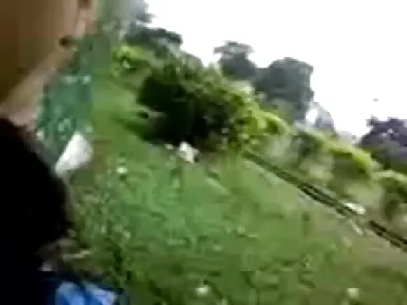 ദേശി ബേബ് ചുംബിക്കുകയും ഇംഗ്ലീഷിൽ സെക്‌സി ബ്ലൂ ബൂബ്സ് തുറന്നുകാട്ടുകയും ചെയ്യുന്നു