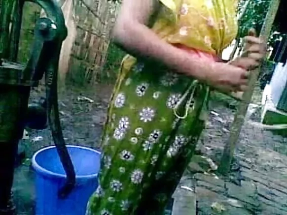 വിസ്മയിപ്പിക്കുന്ന സെക്‌സി ബ്രെസ്റ്റുകളുള്ള സിറ്റി ദേശി പെൺകുട്ടി പൊതുസ്ഥലത്ത് പൊതു കുളിക്കുന്ന ബിപി എച്ച്ഡി ചിത്രം