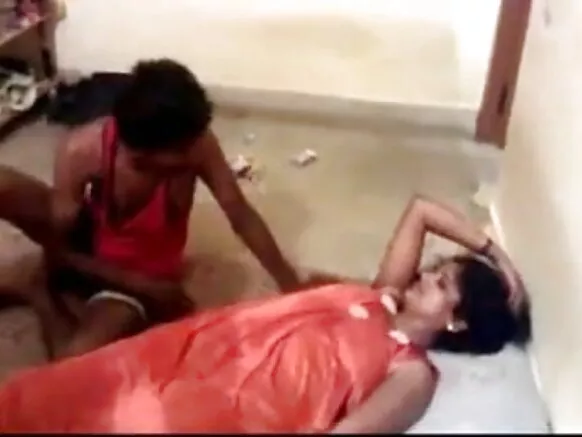ഇന്ത്യാ കൊർണൂഡോ ഭാര്യ ഒരു കുക്കോൾഡ് ബോയ് ഹിന്ദി സെക്സി മൂവി ഫോട്ടോയ്ക്കായി ഭാര്യയെ ഭോഗിക്കുന്നത് ആസ്വദിക്കുന്നു