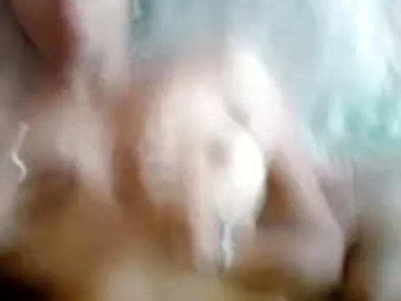 മെലിഞ്ഞതും നിവർന്നുനിൽക്കുന്നതുമായ മുലക്കണ്ണുകളുള്ള മെലിഞ്ഞതും സെക്‌സിയുമായ ഇന്ത്യൻ വേശ്യ, ഒരു സെക്‌സി സിനിമയിൽ ഒരു ക്ലയൻ്റിനെ കബളിപ്പിക്കുന്നു