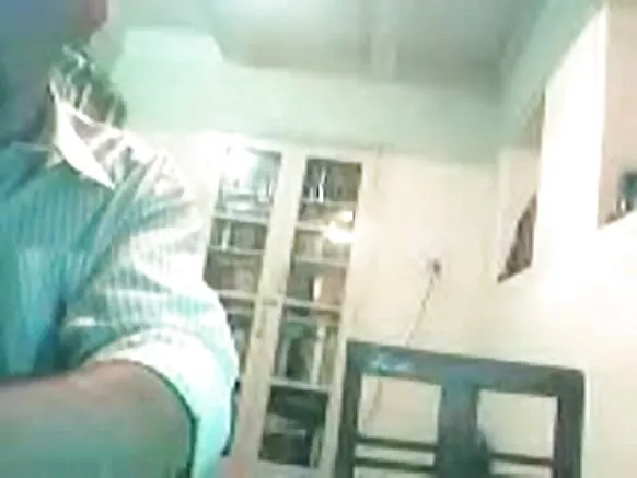 വെബ്‌ക്യാമിലെ സെക്‌സി മൂവിയിൽ വലിയ പെൺകുട്ടി ടിയാൻഡിയൻ ദമ്പതികളും നായ മുലകളും
