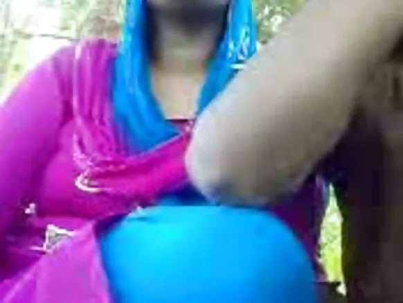 ദേശി അമ്മായി പാർക്കിൽ ഒരു സ്‌ട്രോ ഉണ്ടാക്കി, ഹിന്ദിയിൽ ഫുൾ സെക്‌സിയായി ദേശി ആൻ്റി