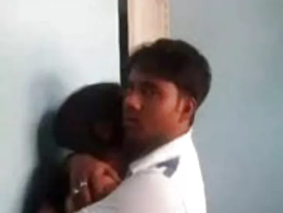 സെക്‌സി മൂവി വീഡിയോ കണ്ട് രസിക്കുന്ന ഇന്ത്യൻ പെൺകുട്ടി