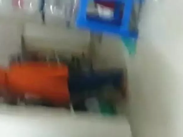 ചീഫ് ഒരു പഴയ സെക്‌സി സിനിമയിൽ വേലക്കാരിയെ കോഴിയെ കാണിക്കുന്നു
