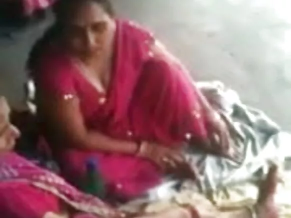 തിരക്കേറിയ റെയിൽവേ സ്റ്റേഷനിലെ തിരക്കേറിയ ഇന്ത്യൻ MILF 2(o)(o) സെക്‌സി ബിപി വീഡിയോ