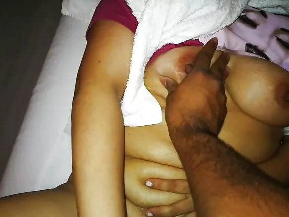 കൈകൊണ്ട് സ്ട്രോ മസാജ് ചെയ്യുന്ന ഇന്ത്യൻ സ്ത്രീ