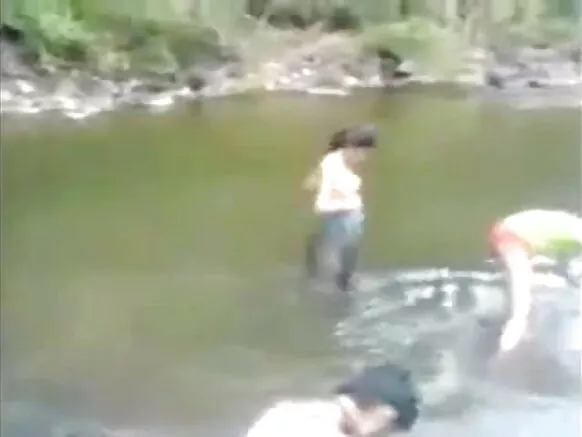 india സെക്‌സി പഴയ സിനിമ പെൺകുട്ടി കാമുകനൊപ്പം നദിയിൽ