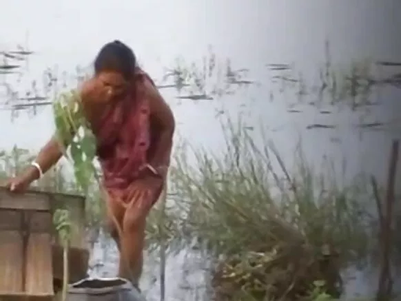 ബ്ലൗസില്ലാതെ മുലകൾ കാണിക്കുന്ന ആൻ്റി സെക്സി ഹിന്ദി സിനിമ 2 കാണിക്കുന്നു