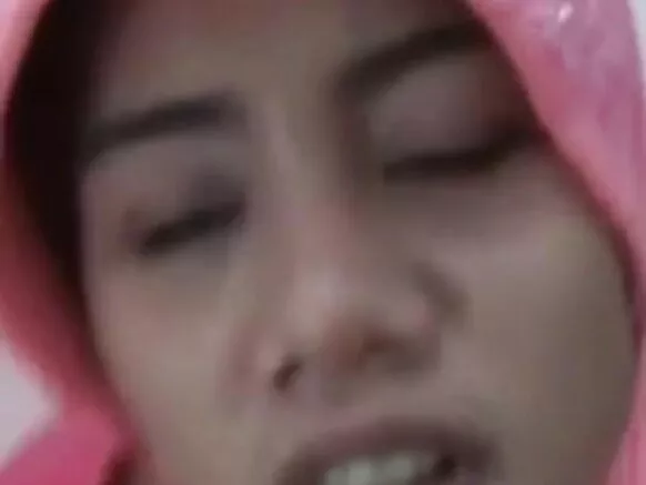 ഇന്ത്യയിലെ ആദ്യത്തെ വൈറ്റ് പൊള്ള സിനിമ ഡി ലാസ് മനാരിയയുടെ ആദ്യ വീഡിയോയിലെ വൈറ്റ് കോക്ക്