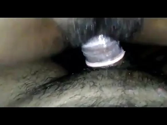 ഹിന്ദിയിലെ സെക്‌സി വീഡിയോ സിനിമയ്‌ക്കായി കോണ്ടം ഉപയോഗിച്ച് ഭോഗിക്കുന്ന ഇന്ത്യൻ പെൺകുട്ടിയുടെ രോമവും വിയർപ്പും നിറഞ്ഞ പൂറ്റി