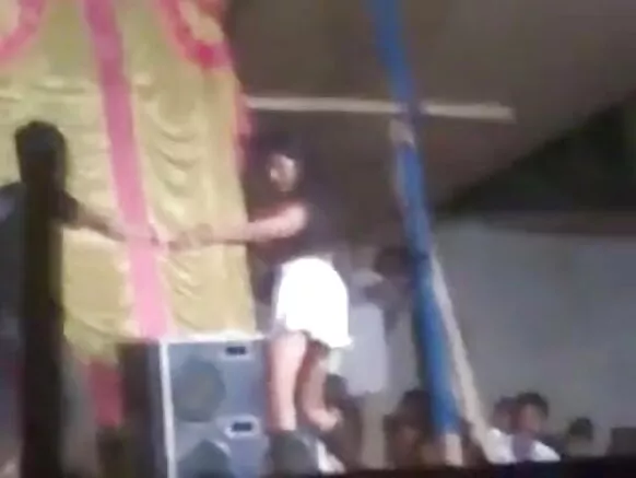 ഇന്ത്യൻ പെൺകുട്ടി നഗ്നമായ പൊതു കാഴ്ച്ച സെക്‌സി ഡാൻസ് സെക്‌സി വീഡിയോ പരസ്യമായി കാണിക്കുന്നു