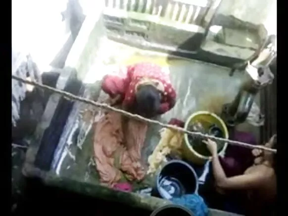 2 സെക്‌സി സ്ത്രീകളുള്ള സെക്‌സി ബാത്ത്‌റൂം
