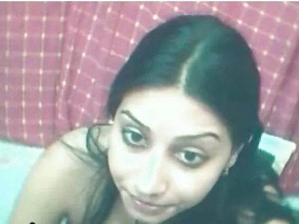 ഇന്ത്യൻ വീട്ടമ്മ രാത്രി സിനിമയിൽ സെക്സ് വീഡിയോ കാണിക്കുന്നു