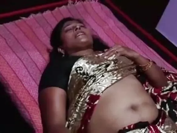 എസ്.ഇന്ത്യൻ ഡ്രൈവർ ബസ്റ്റി മല്ലു ആൻ്റി തൻ്റെ ഡ്രൈവറുടെ പുതിയ സെക്‌സി സിനിമയ്‌ക്കൊപ്പം മസാജ് ചെയ്യുന്നു