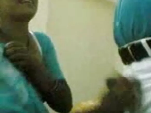 സുഹൃത്തുക്കളുമൊത്ത് ഹിന്ദിയിൽ ദേശി ആൻ്റി ഹിന്ദി സെക്‌സി സിനിമ ദേശി