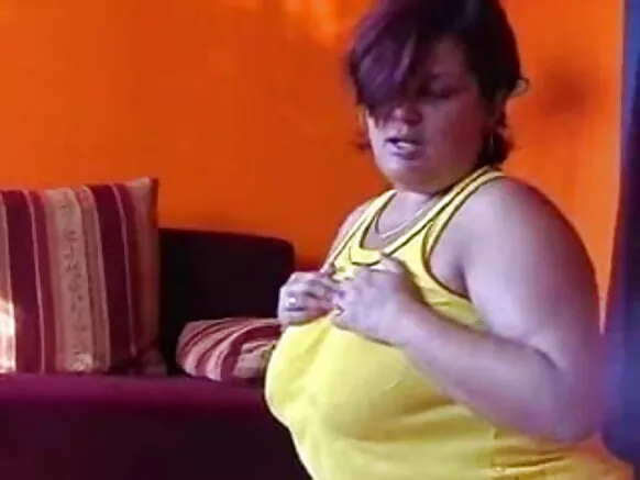 ഇന്ത്യ - BBW Domme അവളുടെ അടിമയെ നേരിടുന്നു