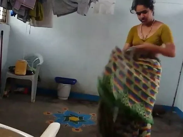 ബാത്ത്‌റൂം ഖേസരി ലാൽ യാദവ് സെക്‌സി സിനിമയ്ക്ക് ശേഷം സാരി ധരിച്ച ദേശി പെൺകുട്ടി