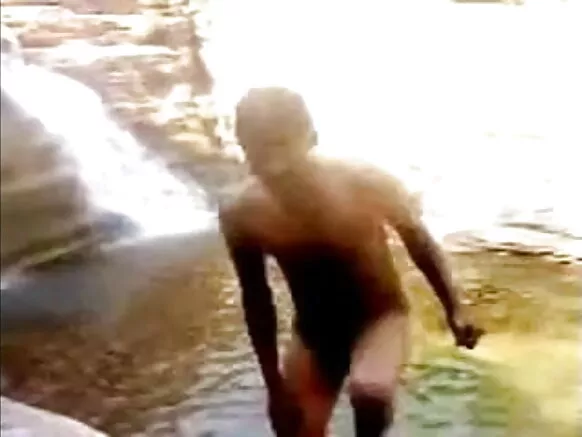 മറ്റൊരു സുഹൃത്ത് സെക്‌സി സിനിമയ്‌ക്കൊപ്പം റെക്കോർഡിംഗ് സെഷനിൽ സ്‌നീക്കി ആൻ്റി വലയുന്നു
