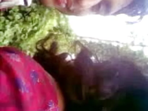 ഒരു പെൺകുട്ടിയുടെ മുലകൾ കുടിക്കുന്ന ദേശി ഹിന്ദി സെക്‌സി ഫിലിം ഷോ ഫിൽട്ടർ ചെയ്തു