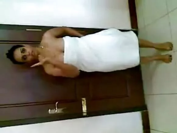 സെക്‌സി സിനിമ അവതരിപ്പിക്കുന്ന ഇന്ത്യൻ വനിത